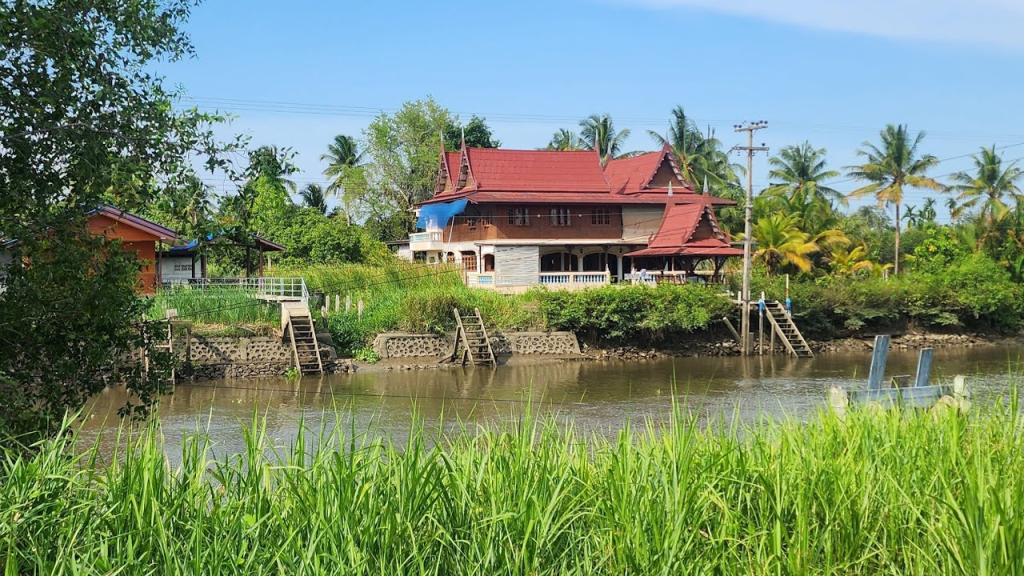 ภาพที่ 2 ลักษณะการตั้งบ้านเรือนริมน้ำ และมีพื้นที่สวนโอบล้อมทางด้านหลัง (ที่มา: https://www.google.com/url?sa=i&url=https%3A%2F%2Fwww.youtube.com%2Fwatch%3Fv%3DKsstPs7cO9A&psig=AOvVaw0pmV4bLJI4hsEnla1wzsUk&ust=1690815526376000&source=images&cd=vfe&opi=89978449&ved=0CAQQjB1qFwoTCPDPxunYtoADFQAAAAAdAAAAABAD)