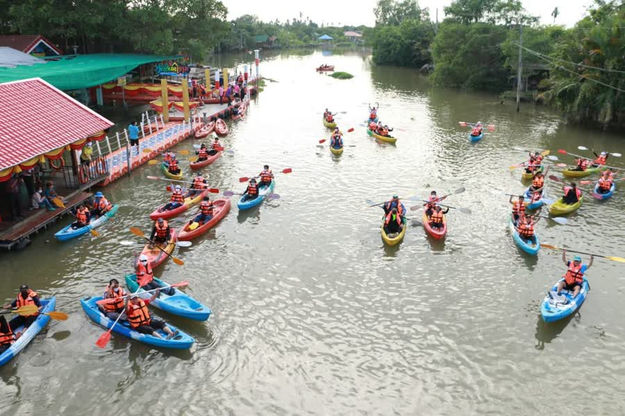 ภาพที่ 3 กิจกรรมพายเรือชมวิถีชีวิตชุมชน (ที่มา: https://thainews.prd.go.th/th/news/detail/TCATG220330141137539)
