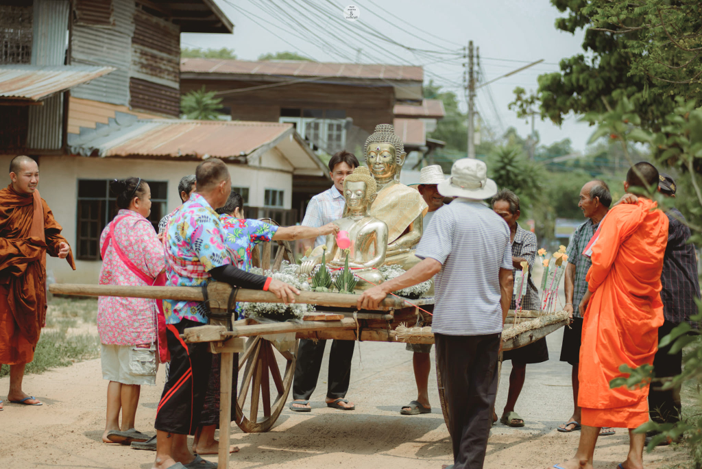 ภาพคนในชุมชน แห่พระสัตตนาคจำปาศรี (ที่มา : พระสัตตนาคจำปาศรี วัดดงยาง, 2565)