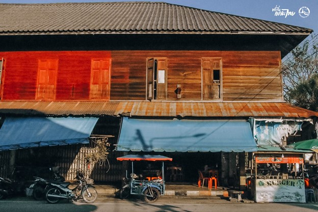 บ้านเรือนไม้ยกใต้ถุนสูง
ที่มีการต่อเติมชั้นล่างภายหลัง (ที่มา : ทั่วถิ่นแดนไทย,
2564 : ออนไลน์)
