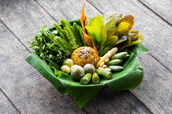 ข้าวคลุกขมิ้น
(ที่มา : ชุมชนท่องเที่ยววัดชลธาราสิงเห, 2564 : ออนไลน์)