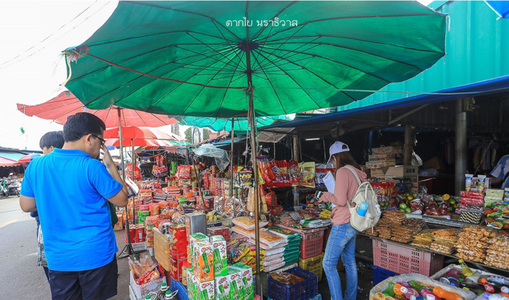 บรรยากาศการซื้อขายสินค้าในตลาดตากใบ
(ที่มา : chaicatawan, 2561 : ออนไลน์)