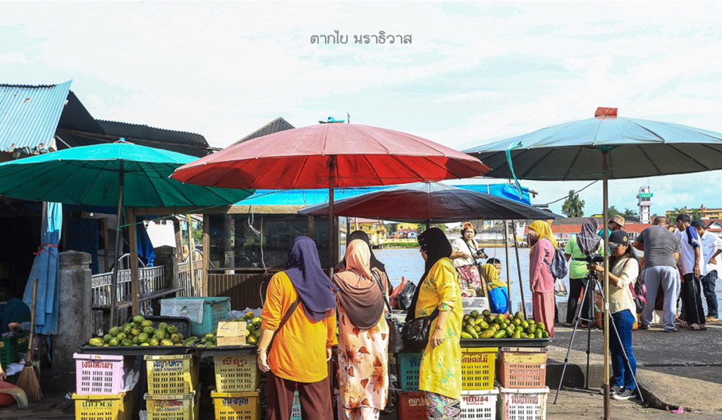 บรรยากาศการซื้อขายสินค้าในตลาดตากใบ
(ที่มา : chaicatawan, 2561 : ออนไลน์)