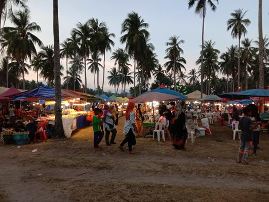 ตลาดนัดบ้านบางตง (ที่มา : Yazeen Surat,
2563 : ออนไลน์)