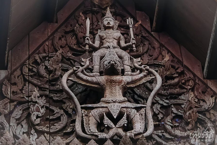 ภาพที่ 7 หน้าบันอุโบสถวัดป่าเกด (ที่มา: https://travel.trueid.net/detail/6lxyGMrkWNKL)
