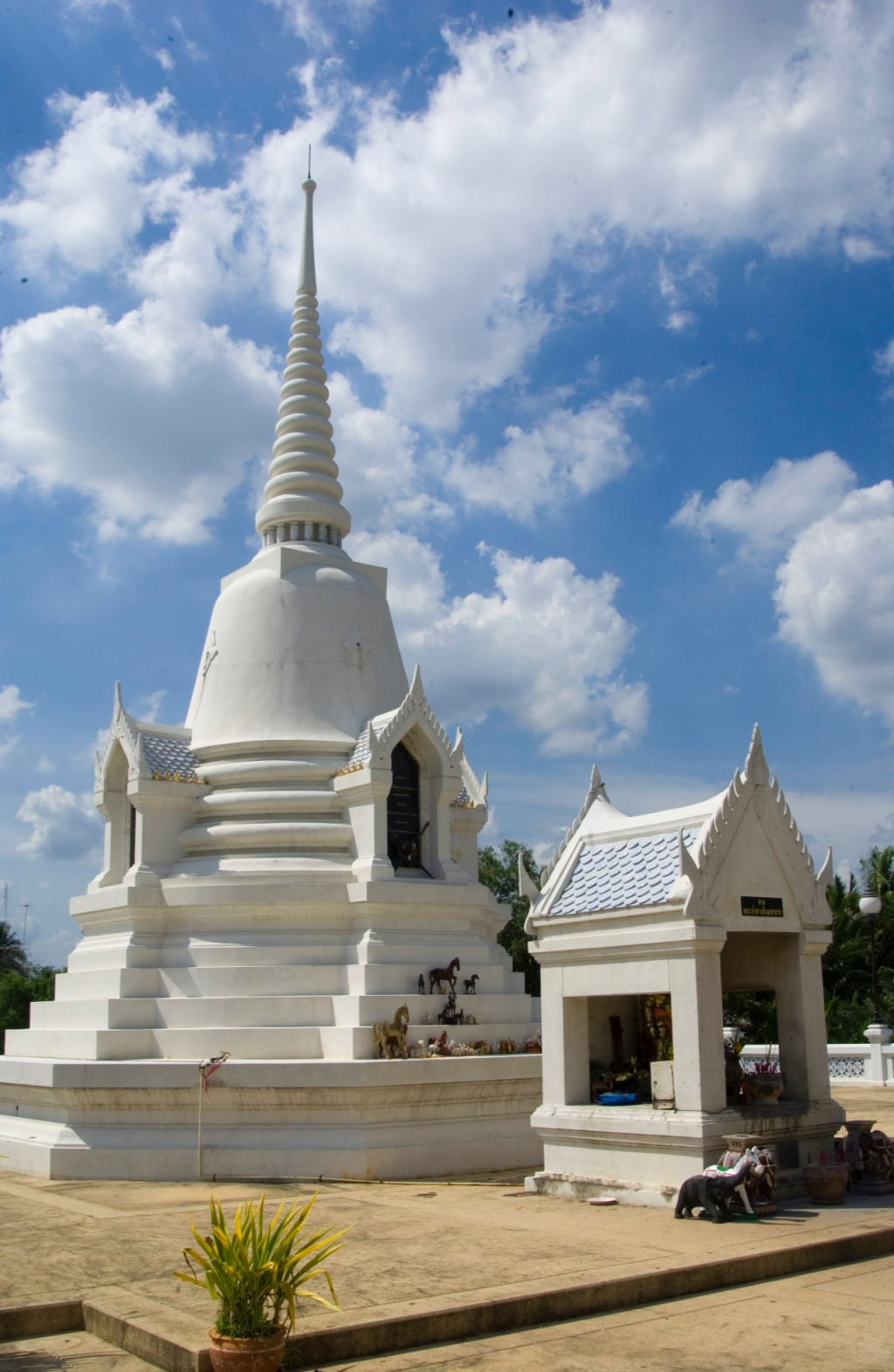 อนุสรณ์สถานพระสถูปเจดีย์สมเด็จพระเจ้าตากสินมหาราช (ที่มา : องค์การบริหารการพัฒนาพื้นที่พิเศษเพื่อการท่องเที่ยวอย่างยั่งยืน)