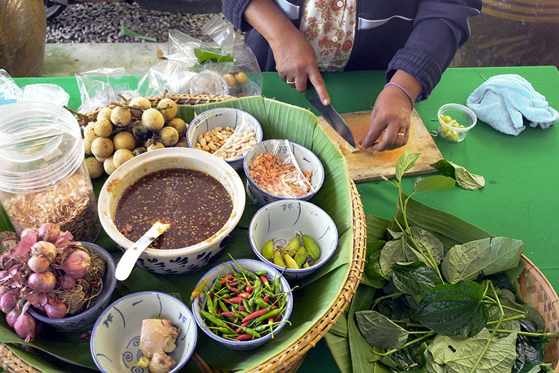 คำอธิบาย: ภาพที่ 3 สำรับเมี่ยงคำสมุนไพรจากผลผลิตทางการเกษตรของชุมชน (ที่มา: https://www.nairobroo.com/travel/baan-jam-roong/)