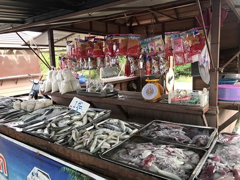 อาหารทะเลที่วางจำหน่ายที่ตลาดอาหารทะเลแหลมนก (ที่มา :
mocagrimart, ม.ป.ป. : ออนไลน์)
