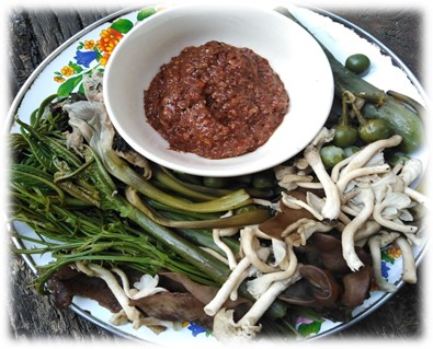 น้ำพริกตาแดง ผักนึ่ง