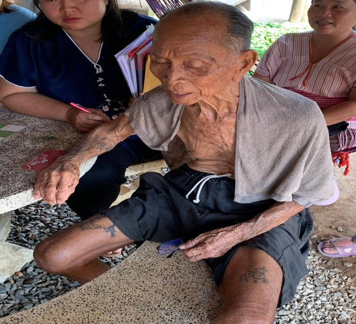 รอยสักบนเรือนร่างของผู้สูงอายุเพศชาย