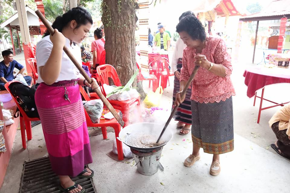 ภูมิปัญญาการทำอาหารท้องถิ่น (ที่มา : คลังข้อมูลชุมชน ศมส.)