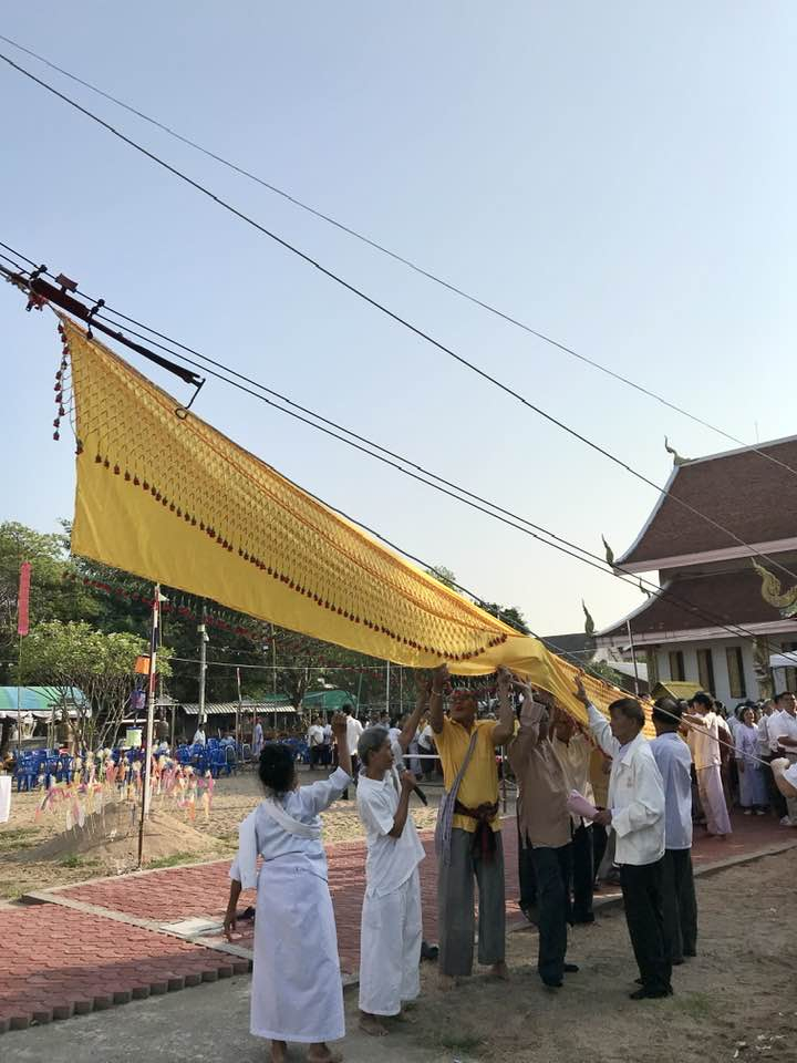 แห่ผ้าแว้ง (ที่มา : วัดชลประทานรังสรรค์ หลวงพ่อทันใจ, 2566)