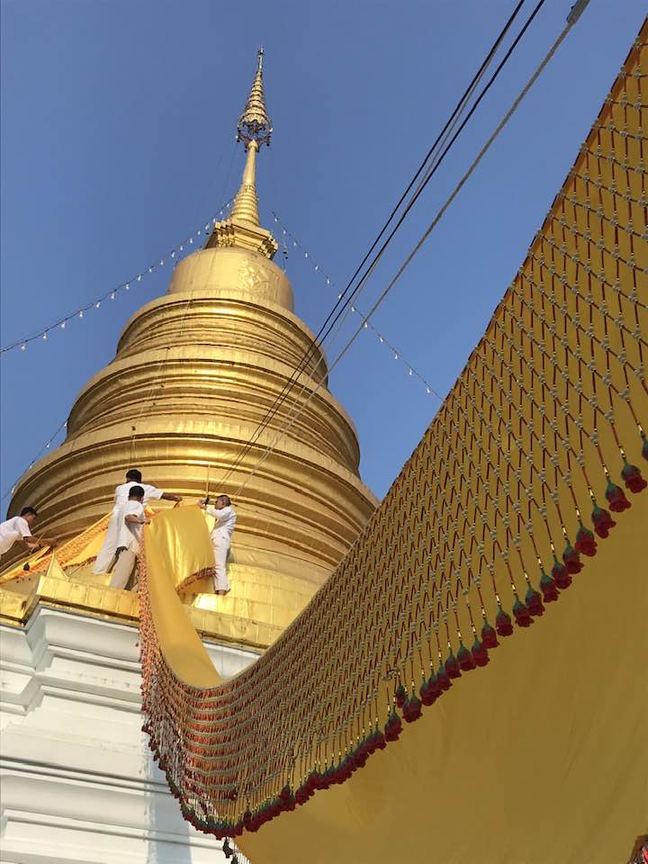 นำผ้าแว้งห่มพระธาตุลอย (ที่มา : วัดชลประทานรังสรรค์ หลวงพ่อทันใจ, 2566)