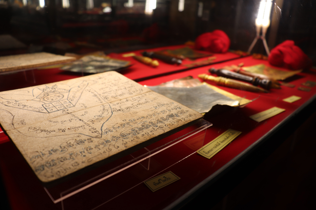 คำอธิบาย: ภาพ เอกสารโบราณภายในพิพิธภัณฑ์เมืองขุนควร (ที่มา : คลังข้อมูลชุมชน)