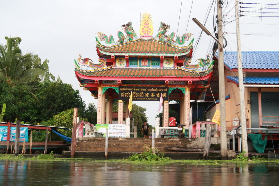 ภาพ หนึ่งในศาลเจ้าริมคลองดำเนินสะดวก (ศศิธร ศิลป์วุฒยา : 2563)
