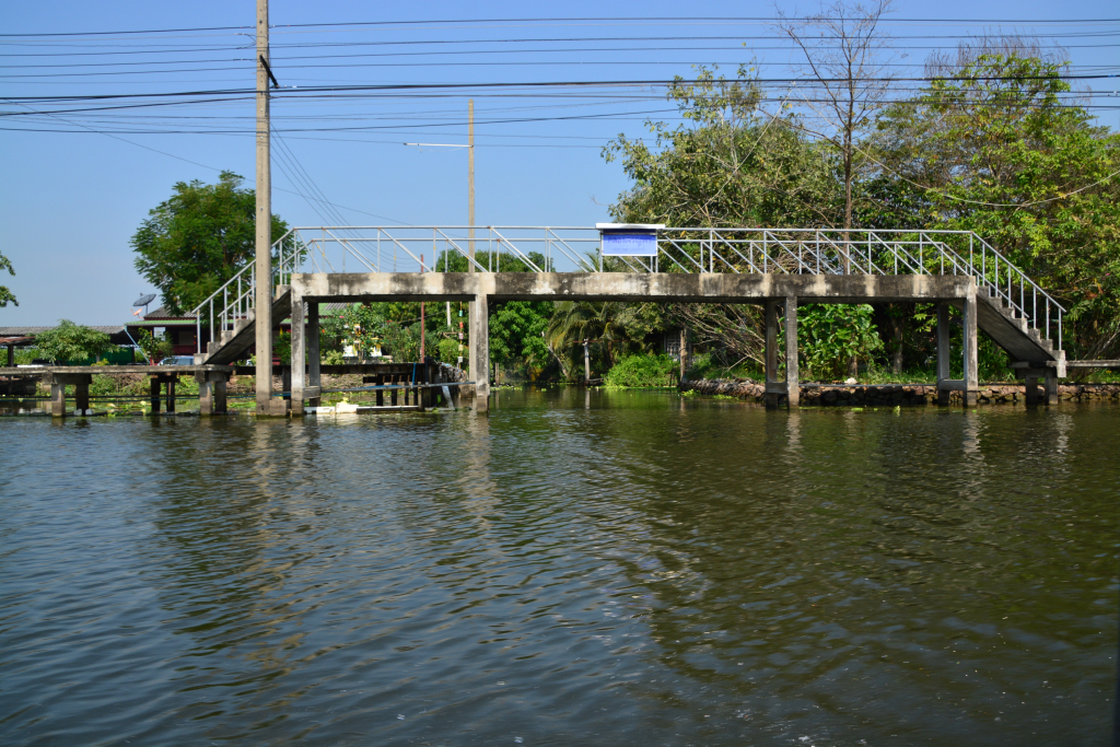 ภาพ สะพานข้ามลำน้ำสาขาในคลองดำเนินสะดวก (ศศิธร ศิลป์วุฒยา : 2563)