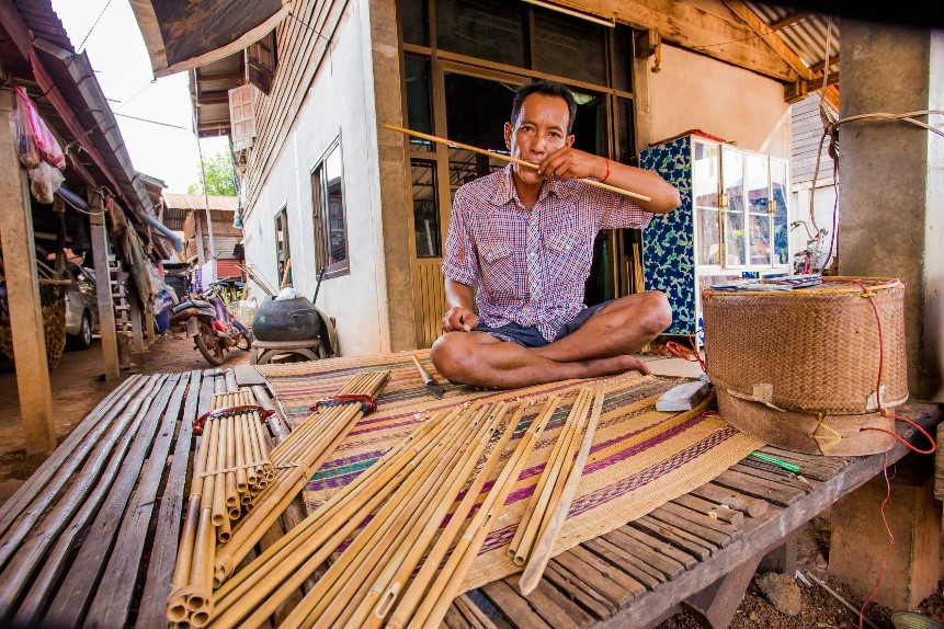 ชาวบ้านท่าเรือขณะทำเครื่องดนตรีพื้นบ้าน (ที่มา : กระทรวงการท่องเที่ยวและกีฬา, ม.ป.ป.)