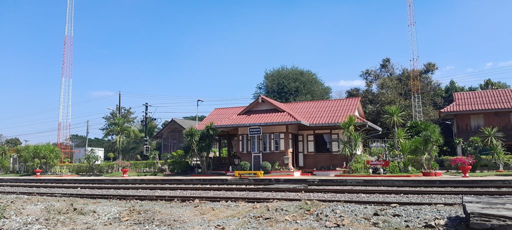 ภาพ ตัวอาคารสถานีรถไฟศาลาผาลาด (ที่มา : https://www.facebook.com/pages)
