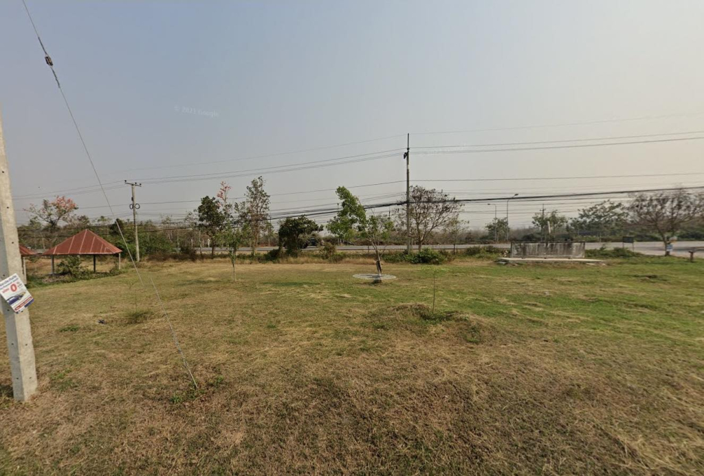 ภาพ บรรยากาศหน้าชุมชนบ้านศรีพูนทรัพย์ (ที่มา : https://www.google.com/maps/place)