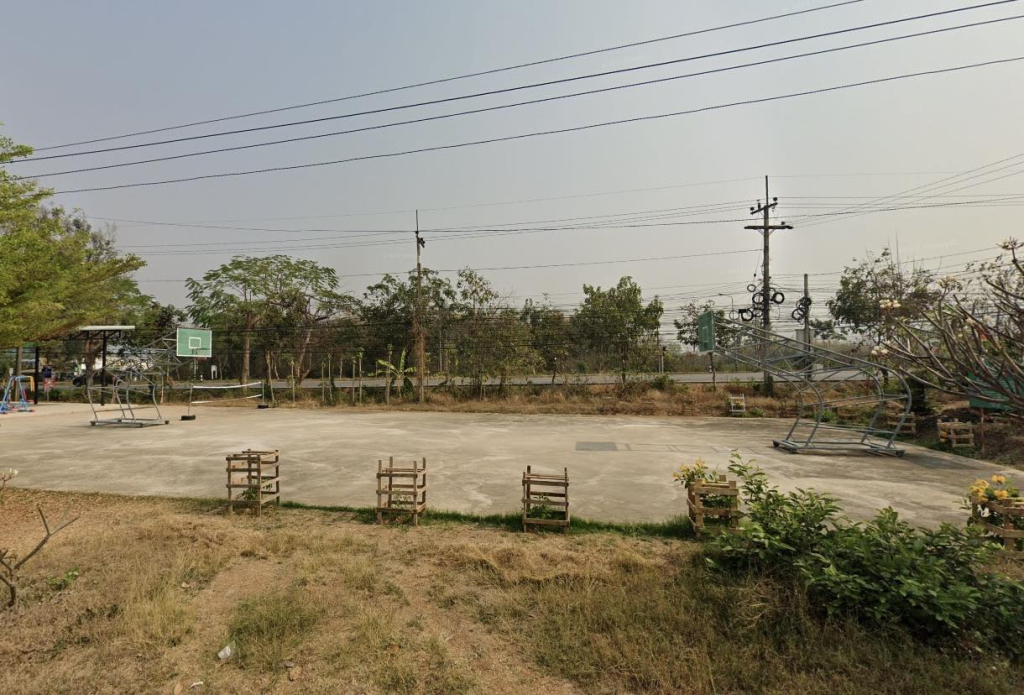 ภาพ ลานหน้าหมู่บ้านศรีพูนทรัพย์ (ที่มา : https://www.google.com/maps/place)