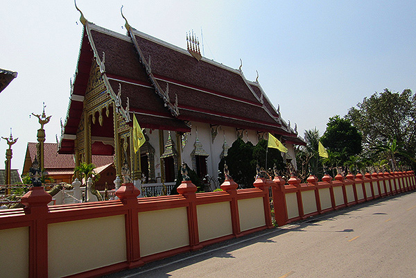   ภาพ บรรยากาศภายนอกวัดศรีปงชัย (ที่มา : 
  Wichai, backpackerthai.blogspot)
