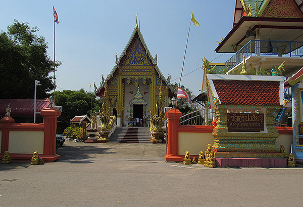   ภาพ ภายนอกวัดศรีปงชัย (ที่มา : 
  Wichai, backpackerthai.blogspot)
