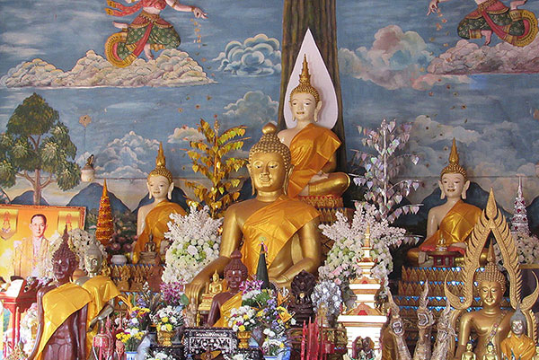   ภาพ พระในพระอุโบสถของวัดศรีปงชัย (ที่มา : 
  Wichai, backpackerthai.blogspot)
