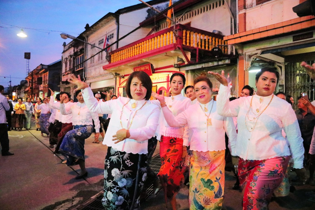 ภาพที่ 4 การแต่งกายแบบจีนบาบ๋า (ที่มา: https://www.77kaoded.com/news/anothai-ngandee/162614#google_vignette)