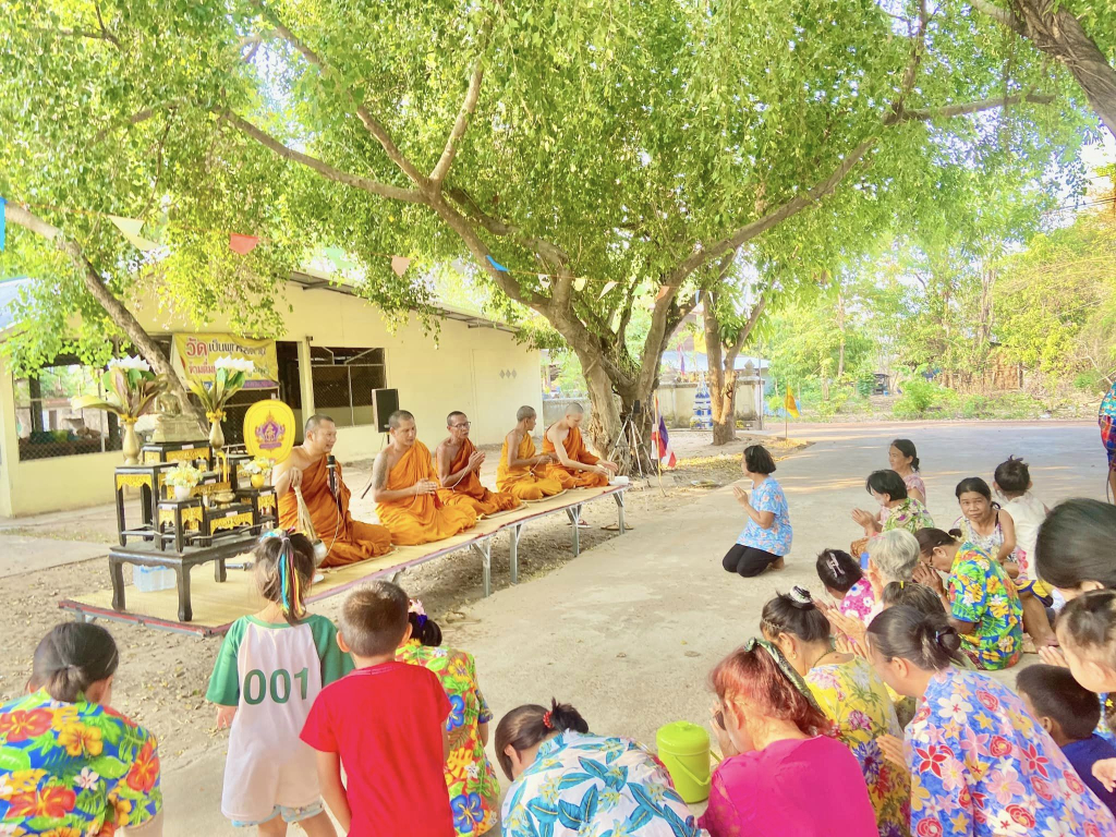 กิจกรรมการฟังเทศน์ ฟังธรรม ในวันสงกรานต์ที่บ้านนานกเขียน (ที่มา : บ้านนานกเขียน
ตำบลขามป้อม อำเภอเขมราฐ จังหวัดอุบลราชธานี, 2567)