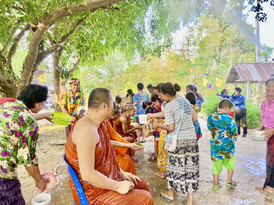 กิจกรรมสรงน้ำพระ รดน้ำดำหัวผู้ใหญ่ในวันสงกรานต์ที่บ้านนานกเขียน (ที่มา : บ้านนานกเขียน ตำบลขามป้อม
อำเภอเขมราฐ จังหวัดอุบลราชธานี, 2567)