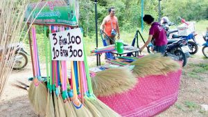 ผลิตภัณฑ์ไม้กวาด (ที่มา : สำนักงานพัฒนาชุมชนอำเภอภาชี, 2560)