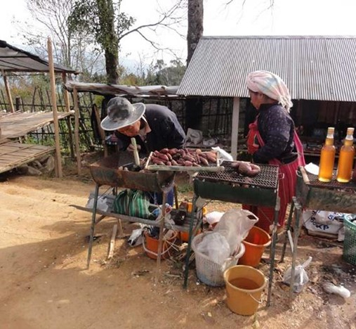 สินค้าท้องถิ่นที่นำมาจำหน่ายให้นักท่องเที่ยว
(ที่มา : sanook, 2562)