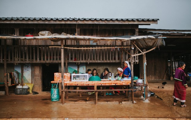 ร้านขายอาหารริมทาง (ที่มา :
ม่อนปิ่น, 2563)
