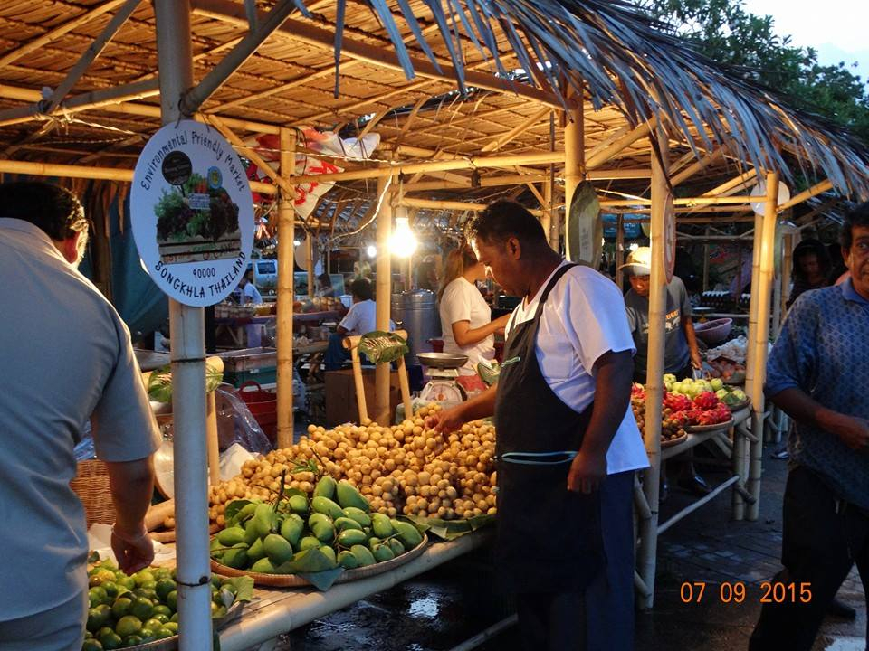 การขายสินค้าในตลาดนัดชุมชน (ที่มา : BOYANG GREENS, Facebook)