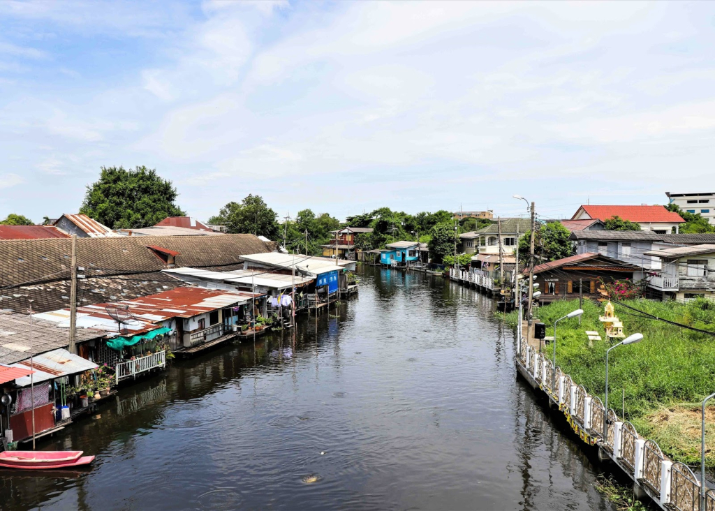 ภาพที่ 1 สภาพแวดล้อมชุมชน (ที่มา: https://kinkamtui.blogspot.com/2017/07/blog-post_70.html)