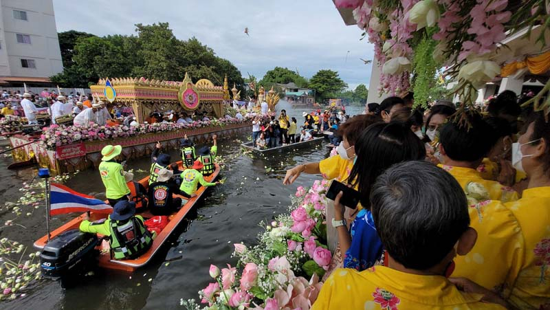 ภาพที่ 3 ประเพณีรับบัว (ที่มา: https://www.naewna.com/likesara/685413)