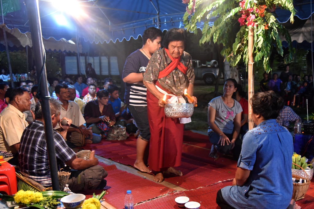 ภาพ พิธีกรรมงานผีมด บ้านบ่อพราหมณ์ - บ่อมอญ จังหวัดเพชรบุรีที่มา :
Facebook มรดกภูมิปัญญาทางวัฒนธรรมของชาติ

https://ich-thailand.org/api/v1/uploads/undefined/20240216092217_dsc_3320.JPG