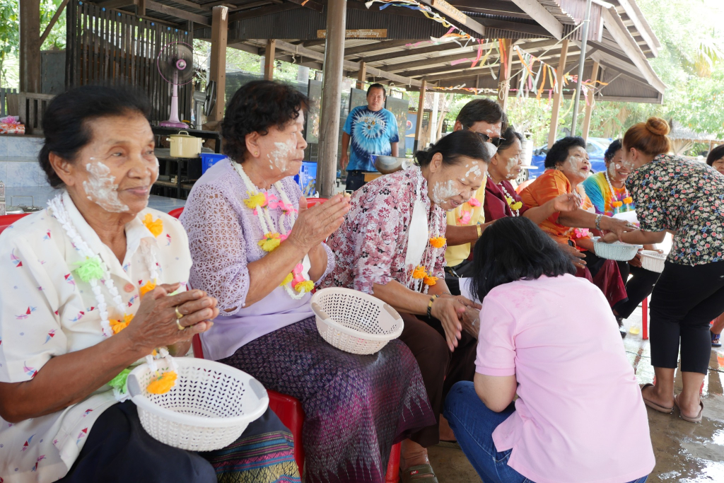 ภาพ งานวันผู้สูงอายุ บ้านบ่อพราหมณ์ - บ่อมอญ จังหวัดเพชรบุรีที่มา : Facebook บ้านบ่อมอญ เพชรบุรีhttps://www.facebook.com/photo/?fbid=911724094252693&amp;set=pb.100062453335198.-2207520000&amp;locale=th_TH