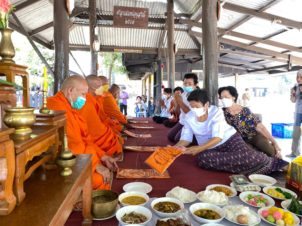 ภาพ ทำบุญวันสงกรานต์และวันผู้สูงอายุ บ้านบ่อพราหมณ์ - บ้านมอญ จังหวัดเพชรบุรีที่มา : Facebook บ้านบ่อมอญ
เพชรบุรี

https://www.facebook.com/bannbormorn/photos/pb.100062453335198.-2207520000/5325212604189254/?type=3&amp;locale=th_TH