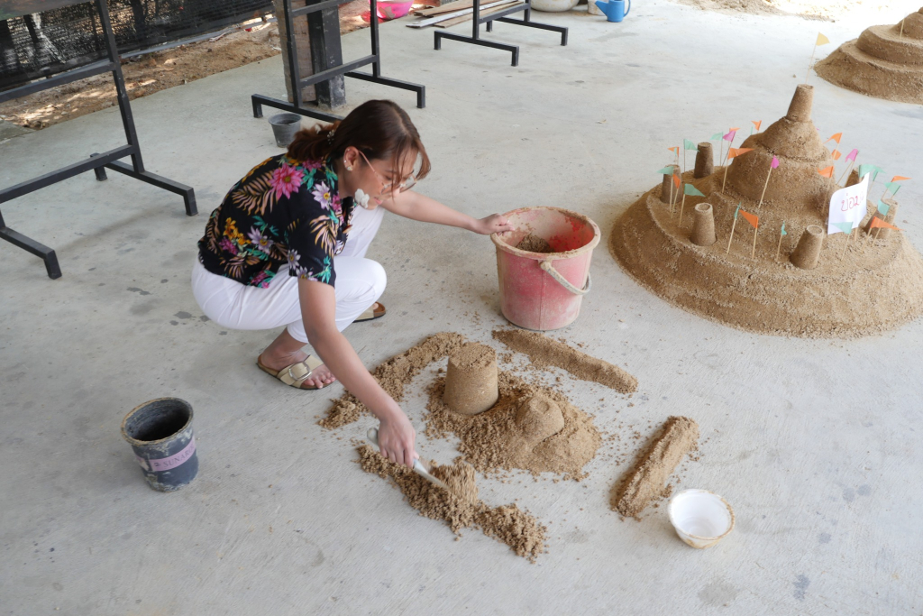 ภาพ ก่อกองทรายวันสงกรานต์ บ้านบ่อพราหมณ์ - บ้านบ่อมอญ จังหวัดเพชรบุรีที่มา : Facebook&nbsp;บ้านบ่อมอญ เพชรบุรี https://www.facebook.com/photo.php?fbid=911727577585678&amp;set=pb.100062453335198.-2207520000&amp;type=3&amp;locale=th_TH