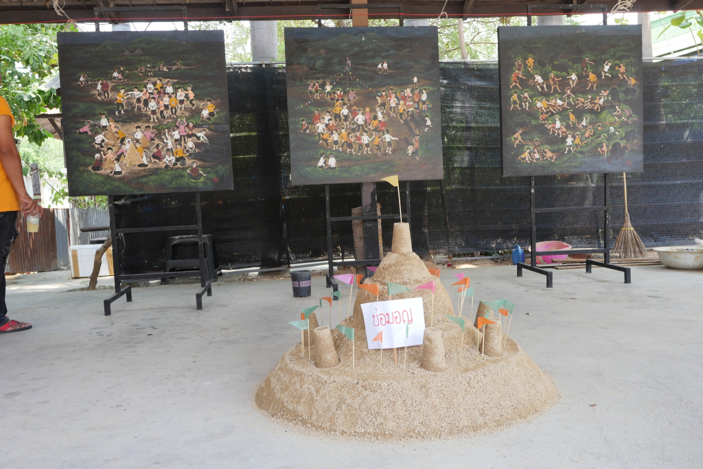 ภาพ ก่อกองทรายวันสงกรานต์ บ้านบ่อพราหมณ์ - บ้านบ่อมอญ จังหวัดเพชรบุรีที่มา : Facebook&nbsp;บ้านบ่อมอญ เพชรบุรี https://www.facebook.com/photo.php?fbid=911725914252511&amp;set=pb.100062453335198.-2207520000&amp;type=3&amp;locale=th_TH