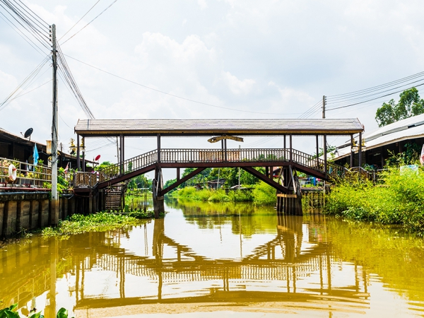 ภาพที่ 2 สะพานเชื่อมระหว่างสองฝั่งคลองนครเนื่องเขต (ที่มา: https://nakhonnueangkhet.go.th/public/)