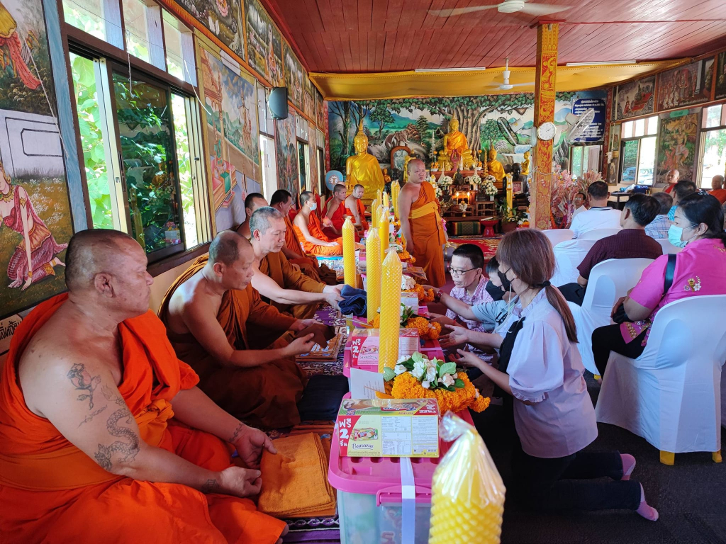 ถวายเทียนพรรษาวัดบ้านขาม (ที่มา : วัดบ้านขาม ต.หัวเมือง, 2566)