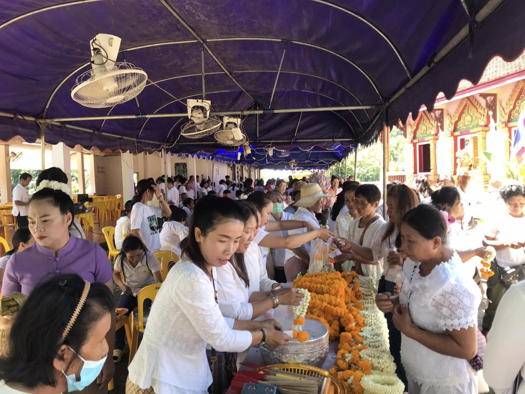 ชาวบ้านร่วมทำบุญที่วัดบ้านขาม
(ที่มา : วัดบ้านขาม ต.หัวเมือง, 2566)
