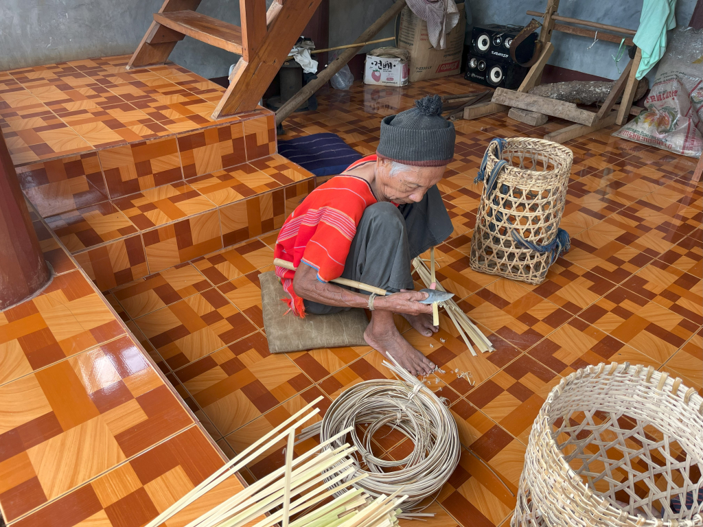 คุณลุงตะวัน เลิศทวีฤทธิ์ ช่างทำเครื่องจักสานของหมู่บ้าน (ที่มา : ชนม์ชนก สัมฤทธิ์)