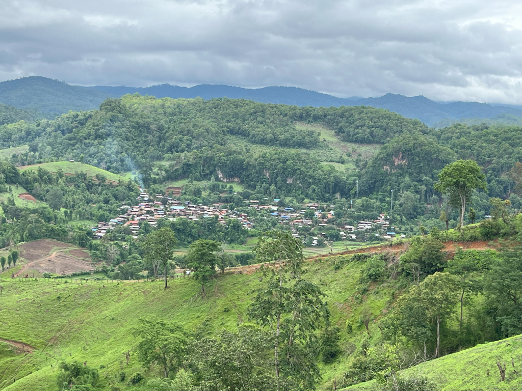 ที่ตั้งของหมู่บ้านเมืองแพมที่อยู่ในแอ่งที่ราบเชิงภูเขา (ที่มา : ชนม์ชนก สัมฤทธิ์)