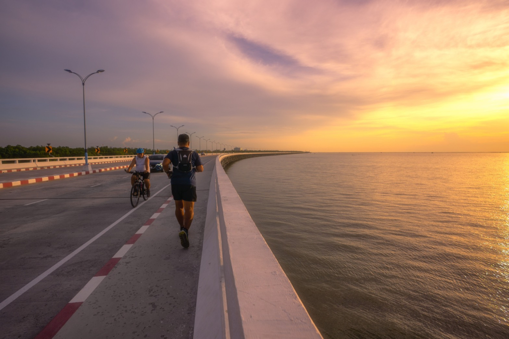 สะพานชลมารควิถี เฉลิมพระเกียรติ 84 พรรษา ซึ่งเป็นถนนเลียบชายทะเล จัดเป็นแลนด์มาร์คใหม่ของเมืองชลบุรี(ที่มา :&nbsp;ประชาชาติธุรกิจ, 9 กันยายน 2563)