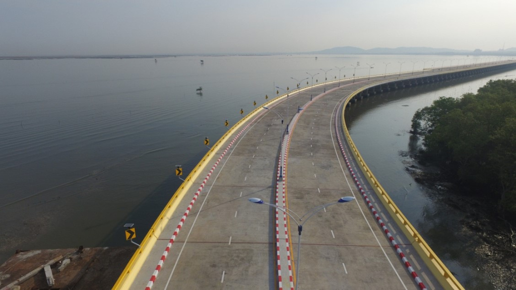 สะพานชลมารควิถี เฉลิมพระเกียรติ 84 พรรษา ซึ่งเป็นถนนเลียบชายทะเล จัดเป็นแลนด์มาร์คใหม่ของเมืองชลบุรี (ที่มา : ประชาชาติธุรกิจ, 9 กันยายน 2563)