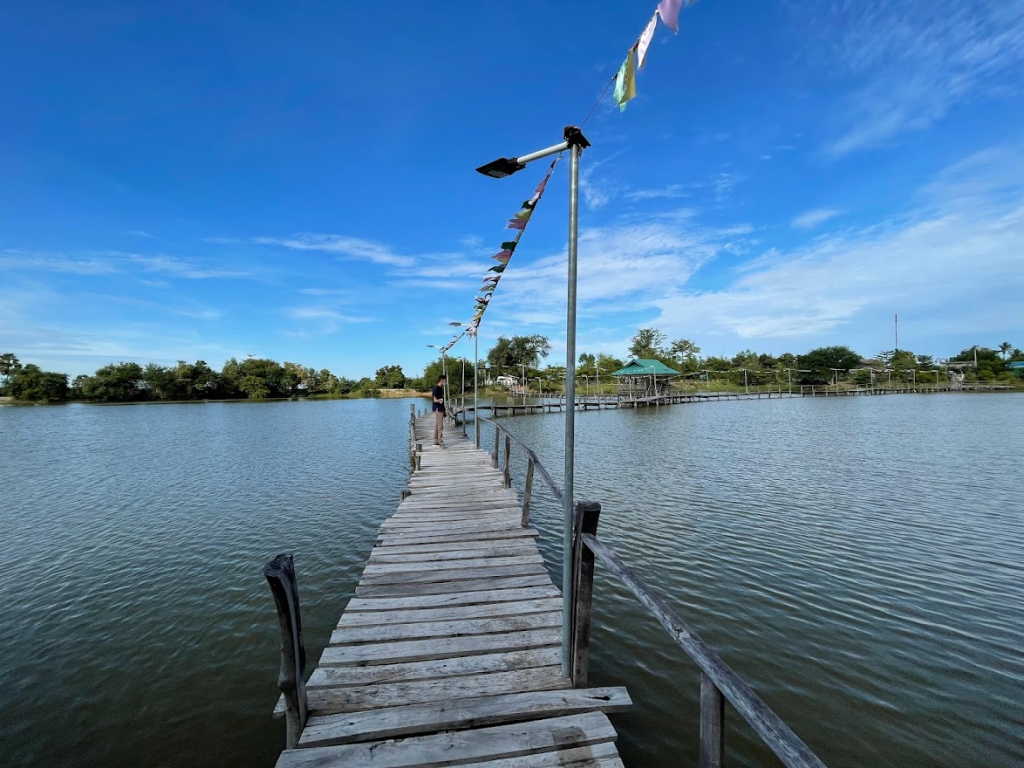 สะพานไม้หนองสิม