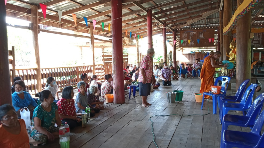 ทำบุญวันสงกรานต์ (ที่มา : วัดป่ากั้ง ตำบลท่าแฝก, 2564)